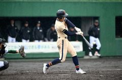 【１回戦・帯農―帯緑陽】帯農は４回１死一塁で島田悠叶が左越えの適時三塁打を放ち、６－１とリードを広げる（金野和彦撮影）