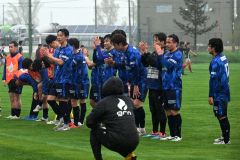 【１回戦・北海道十勝スカイアース―道教育大岩見沢校】初戦突破を果たしたスカイアースは試合終了後、応援席へあいさつをする