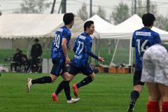 【１回戦・北海道十勝スカイアース―道教育大岩見沢校】スカイアースは後半２２分、ＭＦ岡田大介がゴールを決めてチームメートのもとへと駆け出す