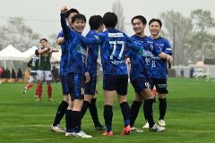 【１回戦・北海道十勝スカイアース―道教育大岩見沢校】スカイアースは前半４３分、ＭＦ河合悠人（左）がＰＫを決めてチームメートと喜び合う
