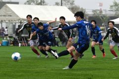 【１回戦・北海道十勝スカイアース―道教育大岩見沢校】前半４３分、スカイアースのＭＦ河合悠人がＰＫを決めて２－０とする