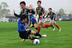 【１回戦・北海道十勝スカイアース―道教育大岩見沢校】前半４３分、ゴール前でスカイアースのＭＦ河合悠人が倒されてＰＫを獲得する