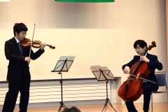 演奏を披露する神田さん（右）と大島さん（左）