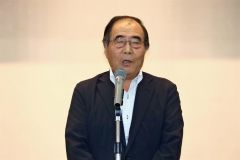 あいさつする城石副学級長