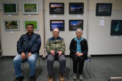 １１日から音更町図書館で始まった「命輝いて　旧友三人写真展」を紹介する出品者の右から田中さん、諏訪さん、佐藤さん
