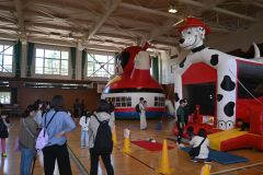 会場に設置された巨大エアー遊具