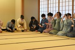 濃茶席を堪能する来場者ら