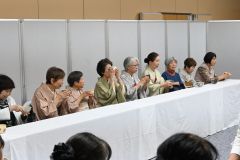 薄茶席を楽しむ参加者ら
