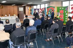 厳島神社の春季祭典であいさつする亀田組合長