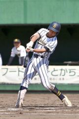 【１回戦・白樺学園―芽室】白樺学園は初回、１死一塁。打者２巡目の打席で、中前打を放つ上一颯主将（金野和彦撮影）