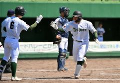 【１回戦・足寄―鹿追・清水・広尾・更別農】足寄は四回、２死一塁で原田新大（右）が大会第１号の左翼越え２点本塁打で１５―０とし、出迎える先発の齋藤栄真主将（左）とタッチを交わす
