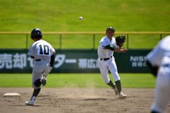 【１回戦・足寄―鹿追・清水・広尾・更別農】三回１死一塁で、足寄の青木宏怜遊撃手（右）が併殺に仕留め、相手の好機を阻む