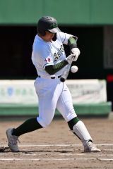 【１回戦・足寄―鹿追・清水・広尾・更別農】足寄は二回、２死二、三塁で原田新大が中前に２点適時打を放ち、６―０とする