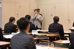あいさつする高橋匠会長
