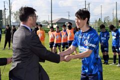 準優勝の賞状を手にする山下亮介主将