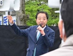街頭演説を行う野田代表