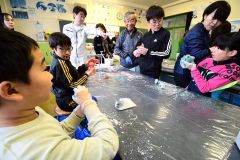 「光る泥団子」を磨く児童ら