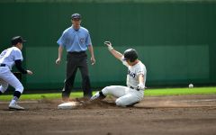【１回戦・帯三条―音更】帯三条は２回１死三塁、上田隆（右）が左中間へ適時打を放ち、果敢な走塁で三塁打とする＝金野和彦撮影
