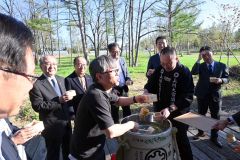 鏡開きの酒を飲む参加者