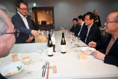 道内経済界トップらと鑑評会５冠祝う　碧雲蔵で上川大雪酒造 7