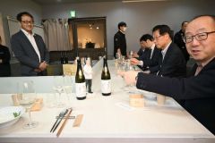道内経済界トップらと鑑評会５冠祝う　碧雲蔵で上川大雪酒造 8