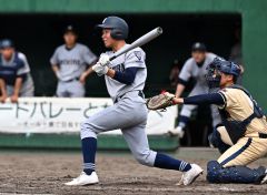 【準々決勝・帯農―帯工】５回、帯工の投手・水野隼は左柵越えの本塁打を放つ