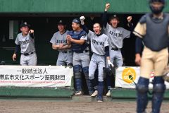 【準々決勝・帯農―帯工】５回、帯工の投手・水野隼が左柵越えの本塁打を放ち、喜びに沸くベンチの選手たち