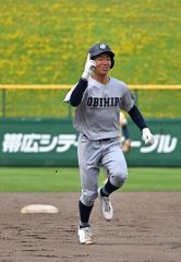 【準々決勝・帯農―帯工】５回、帯工の投手・水野隼は左柵越えの本塁打を放ち、二、三塁間で喜ぶ