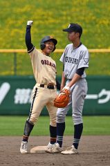 【準々決勝・帯農―帯工】８回、帯農の村瀬蒼大は２死満塁から走者一掃の二塁打を放ち塁上でガッツポーズする