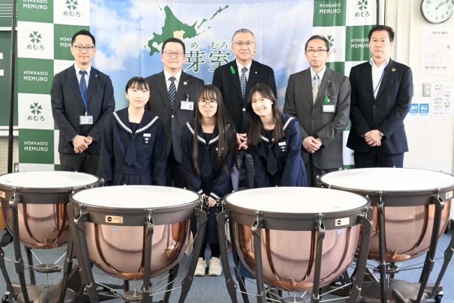 ホクレンが芽室町に１００万円を寄付　小中学校の吹奏楽器を購入