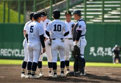 ３回、帯柏葉に先制点を奪われ、先発吉田弦生投手（右から２人目）のもとへ集まる帯北ナイン