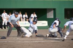 【１回戦・帯柏葉―帯北】帯柏葉は９回２死二、三塁、小澤祥吉の中前打で三走・宮浦大輔に続き、二走・奈良優哉（中央）も一気に本塁を突き、逆転サヨナラ勝ちを決めた