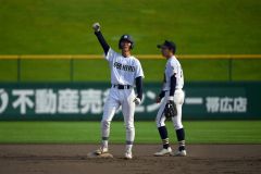 【１回戦・帯柏葉―帯北】帯柏葉は６回１死満塁で宮浦大輔主将が走者一掃の右越え適時二塁打を放ち、７―９と追い上げて塁上でガッツポーズ
