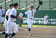 ４回、帯柏葉を無得点に抑え、ベンチへ戻る帯北の先発・吉田弦生投手（右）