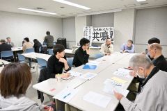 政治や民主主義などについて意見交換する参加者