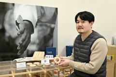 「森のわっこ」を手にする馬場代表理事。配布自治体が今年度、全国３０市町村に達する見通し