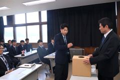 組み合わせ抽選でくじを引く各校の主将