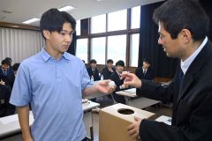 組み合わせ抽選でくじを引く各校の主将