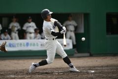 【１回戦・帯三条―音更】帯三条は２回２死一塁で湯佐星真主将が中越えの適時二塁打を放ち、７－０とする（金野和彦撮影）