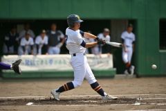 【１回戦・帯南商―本別】帯南商は初回、１死満塁、梶山倖太郎主将が左前に２点適時打を放ち、３－０とする（金野和彦撮影）