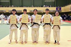 女子個人戦で入賞した十勝勢。右から４０キロ級３位の森田志保里、５２キロ級３位の大畑杏華、６３キロ級優勝の川西和珈、５２キロ級３位の岩渕夕希、４４キロ級３位の合田采加