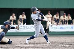 【準々決勝・帯農―帯工】帯工は５回２死一塁で水野隼が左翼に本塁打を放ち２－２の同点とする（須貝拓也撮影）
