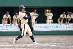 【準々決勝・帯農―帯工】帯農は８回２死満塁で村瀬蒼大が左中間を抜ける走者一掃の二塁打を放ち６―２とリードを広げる（須貝拓也撮影）