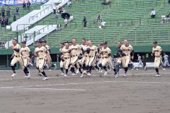 【準々決勝・帯農―帯工】準決勝ヘ駒を進め帯農ナインが整列後、笑顔で応援席へと駆け出す（須貝拓也撮影）