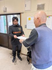 出場を申し込む幸誠電設の浅野監督（左）