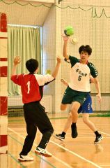 【男子・帯三条―帯柏葉】ふわりと浮かせたシュートを放つ帯柏葉の選手（右）
