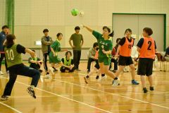 【女子・帯三条―帯畜大】力強いシュートを放つ帯三条の松井花怜（右から３人目、緑ユニホーム）