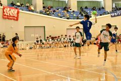 【男子・帯三条―帯柏葉】シュートを狙う帯三条の選手（青ユニホーム）