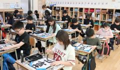 毛筆を使った書写授業に取り組む児童ら