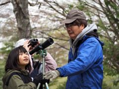 野鳥観察に挑戦する児童ら